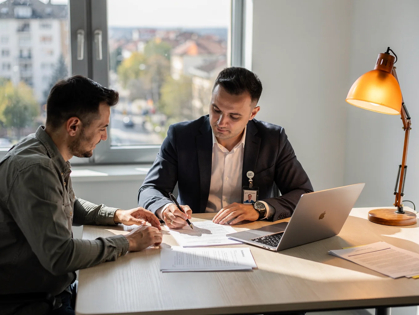 Biroul Destine Broker din Pitești oferind consultanță independentă